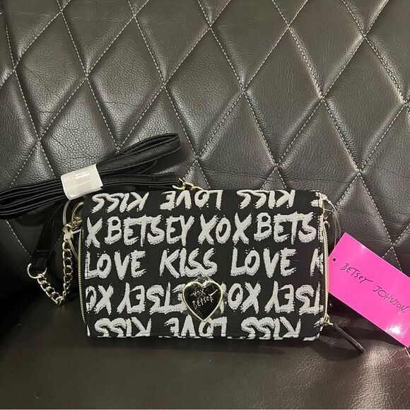 NWT Betsey Johnson black white XOXO LOVE KISS Crossbody shoulder accordion bag - Picture 9 of 11